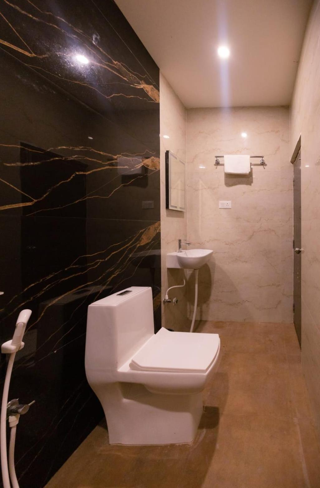 Beestay Hotels Elite Park 蒂鲁帕蒂 客房 照片